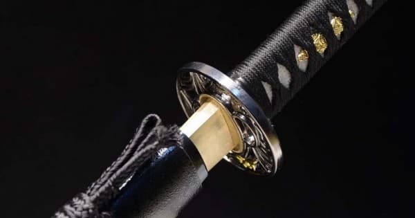 Golden Lotus: Individuelles Katana mit vergoldeten Akzenten