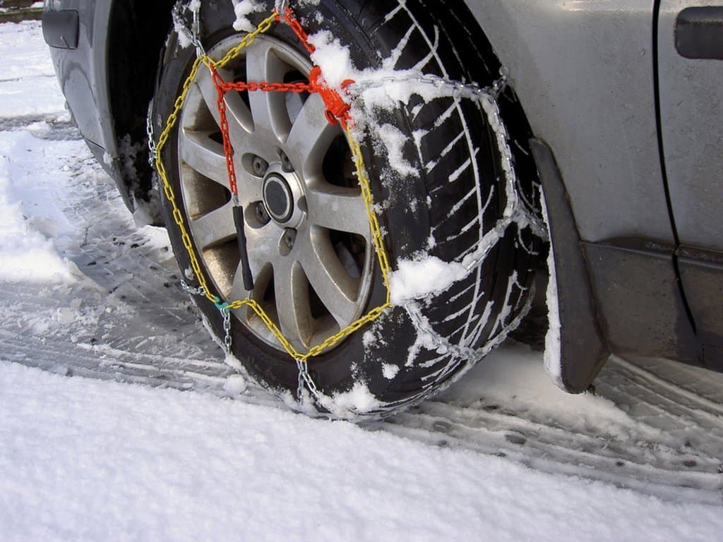 Schneeketten für LKW: Wie Sie die richtige Passform und den besten Felgenschutz finden
