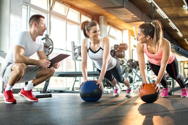 Stärke und Selbstvertrauen stärken: Ein Leitfaden für Personal Trainer