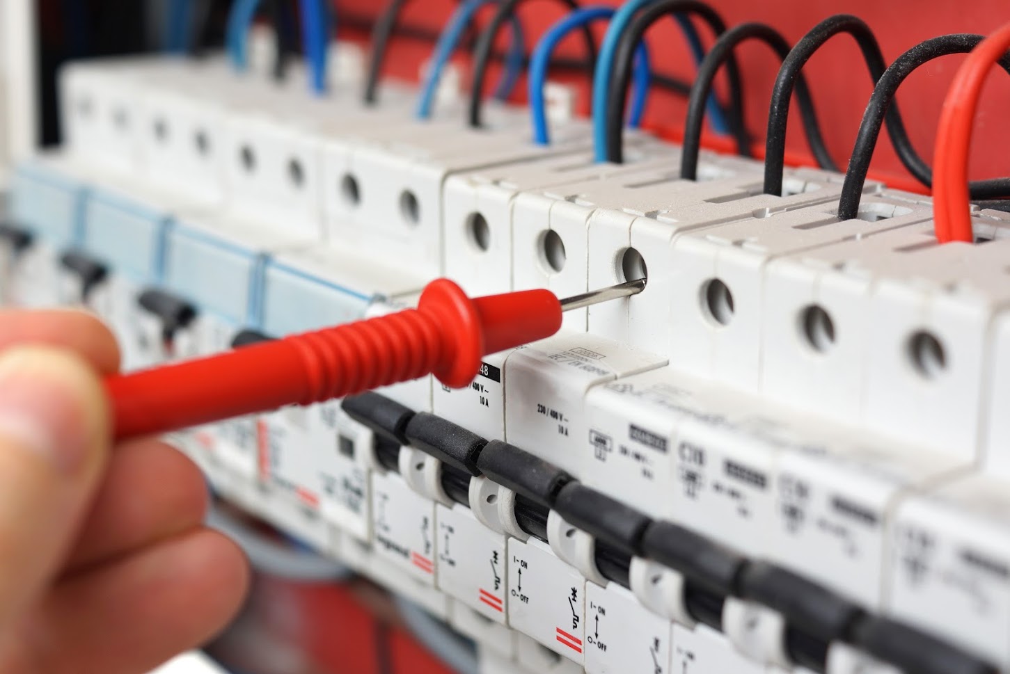 Die Vorteile der Einstellung eines qualifizierten Elektrikers