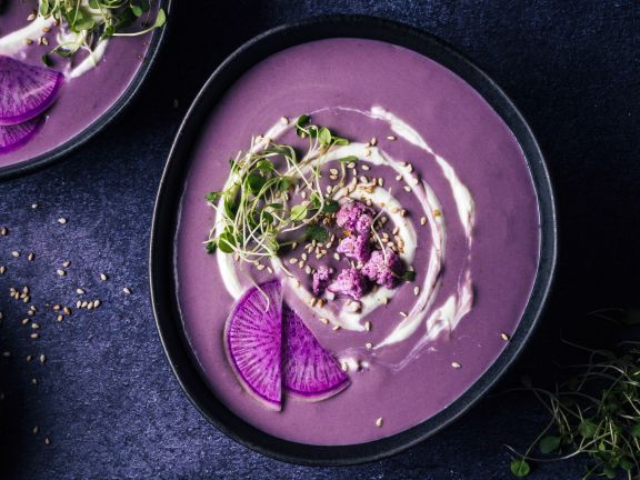 Sommerliche, lila Süßkartoffelsuppe