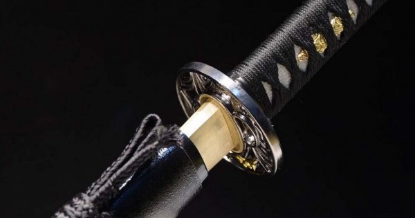 Golden Lotus: Individuelles Katana mit vergoldeten Akzenten