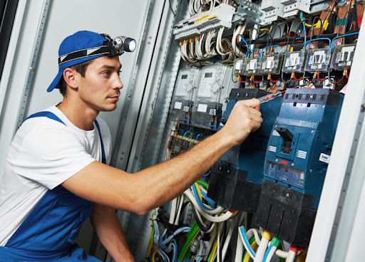 Zuverlässige Prüfung elektrischer Anlagen durch eine DGUV V3 Prüfung