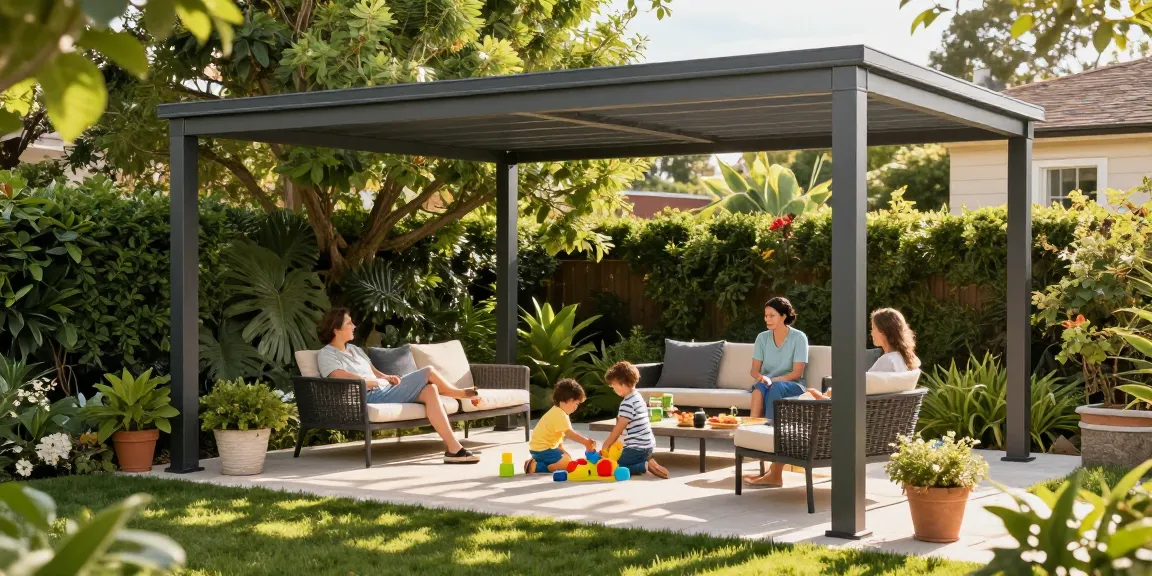 Freistehende Terrassenüberdachung mit Familie im Garten, Kinder spielen, Erwachsene entspannen, moderne Aluminiumstruktur, einladende Atmosphäre.