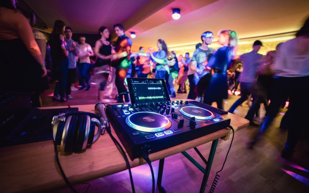 Machen Sie Ihren Hochzeitstag zu etwas ganz Besonderem mit dem richtigen Hochzeits-DJ