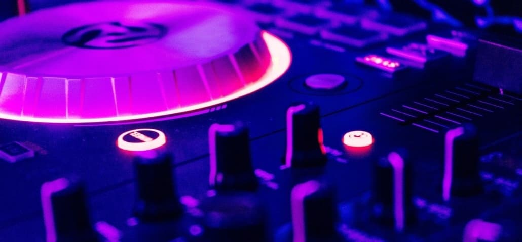 Von der Zeremonie bis zum Empfang: Erstellen Sie Ihre DJ-Playlist